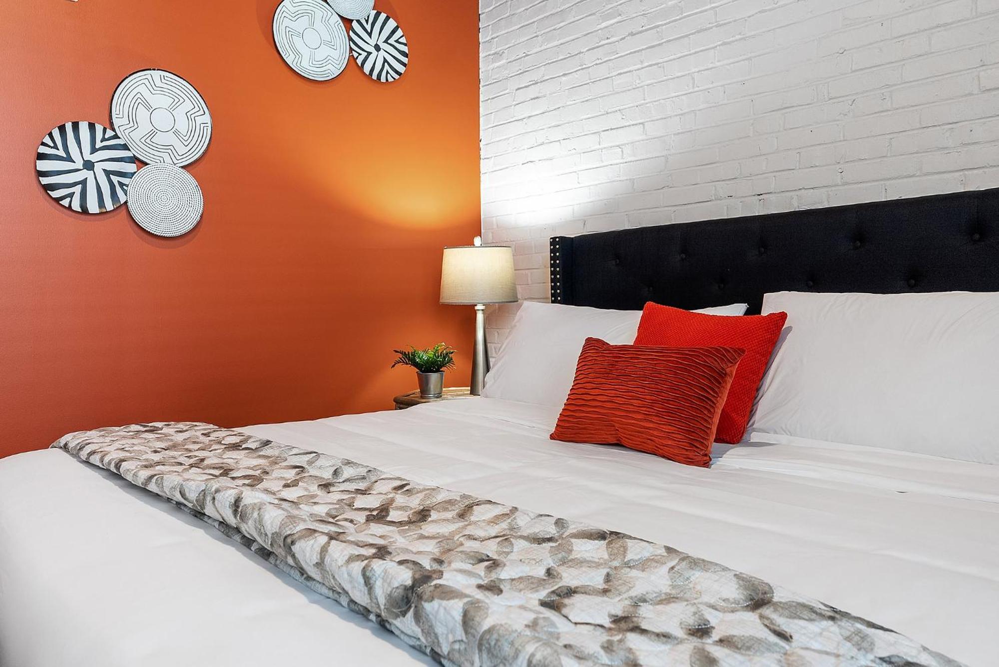 Luxury Urban 1br King Bed-parking - Heart Of Historic Germantown - Temple & Lasalle -105- Long Term! Apartment *