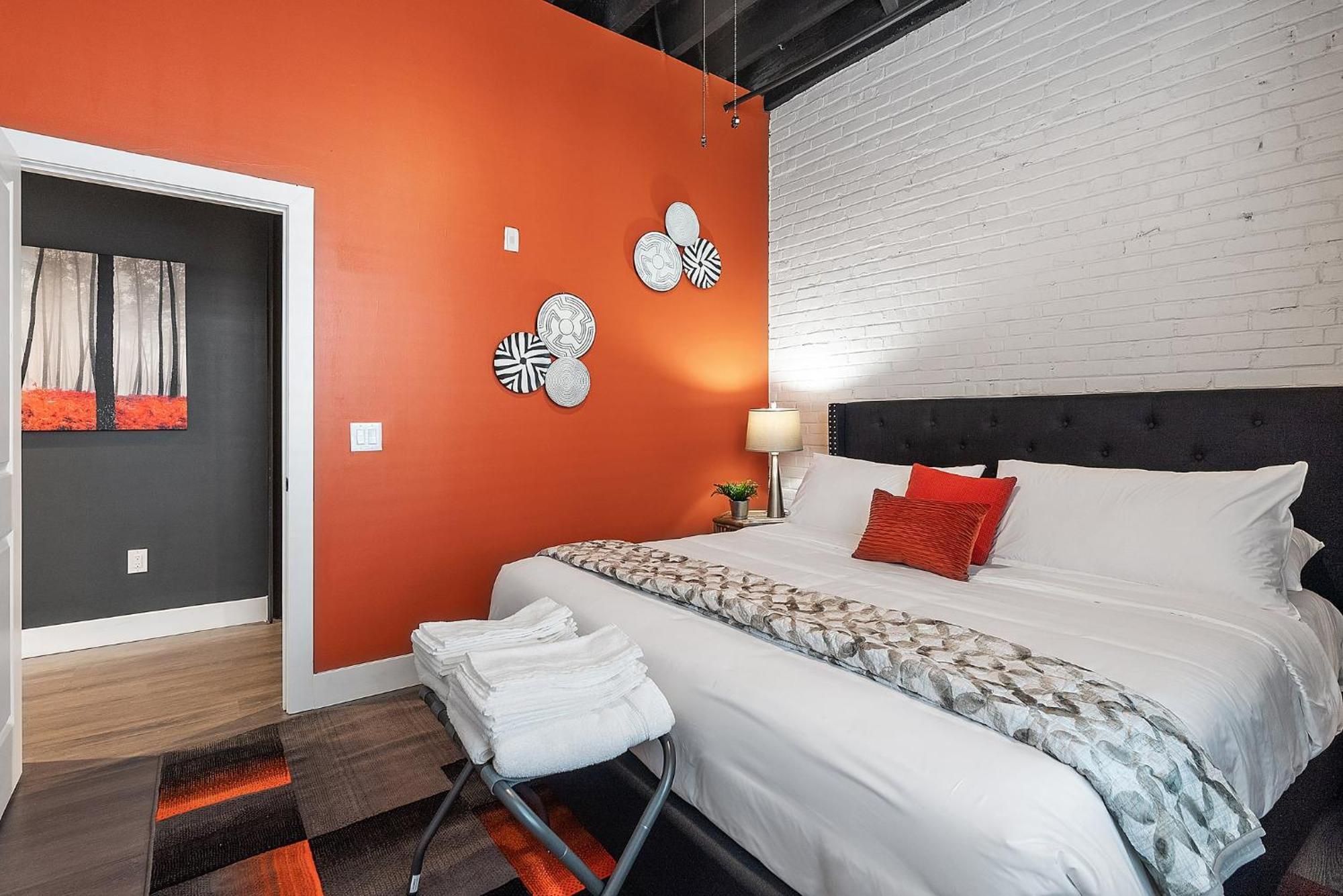 Apartment Luxury Urban 1br King Bed-parking - Heart Of Historic Germantown - Temple & Lasalle -105- Long Term! *