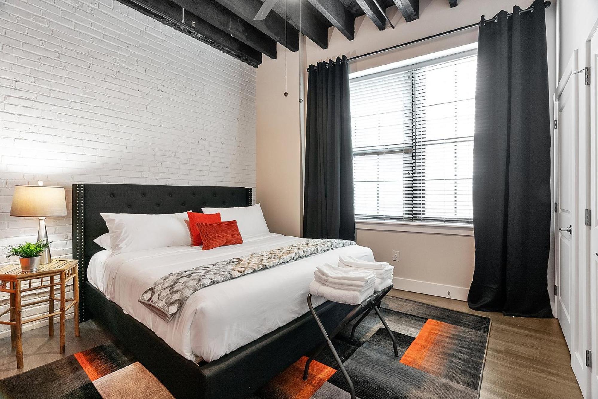 Luxury Urban 1br King Bed-parking - Heart Of Historic Germantown - Temple & Lasalle -105- Long Term! Apartment Philadelphia