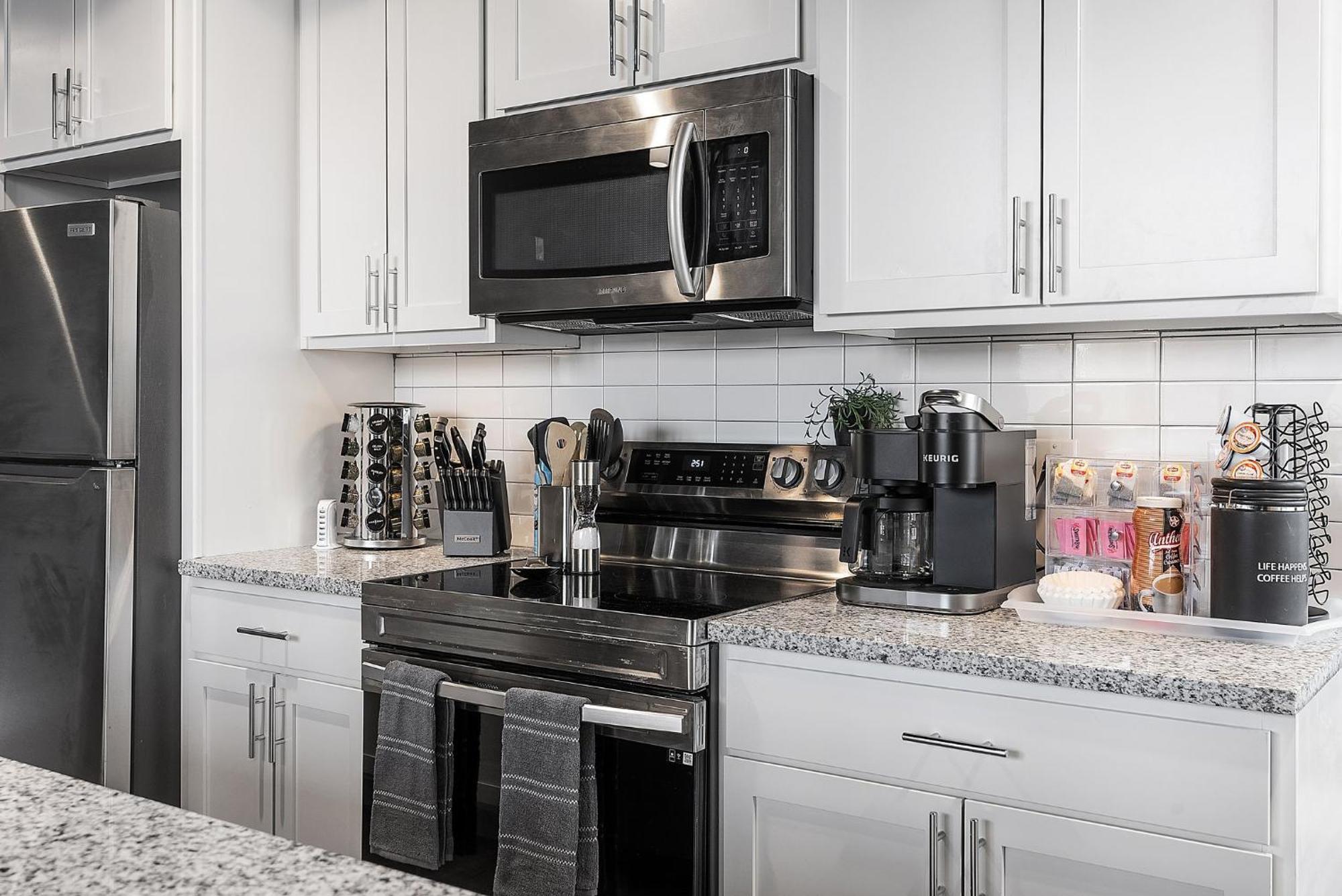 Luxury Urban 1br King Bed-parking - Heart Of Historic Germantown - Temple & Lasalle -105- Long Term! Apartment