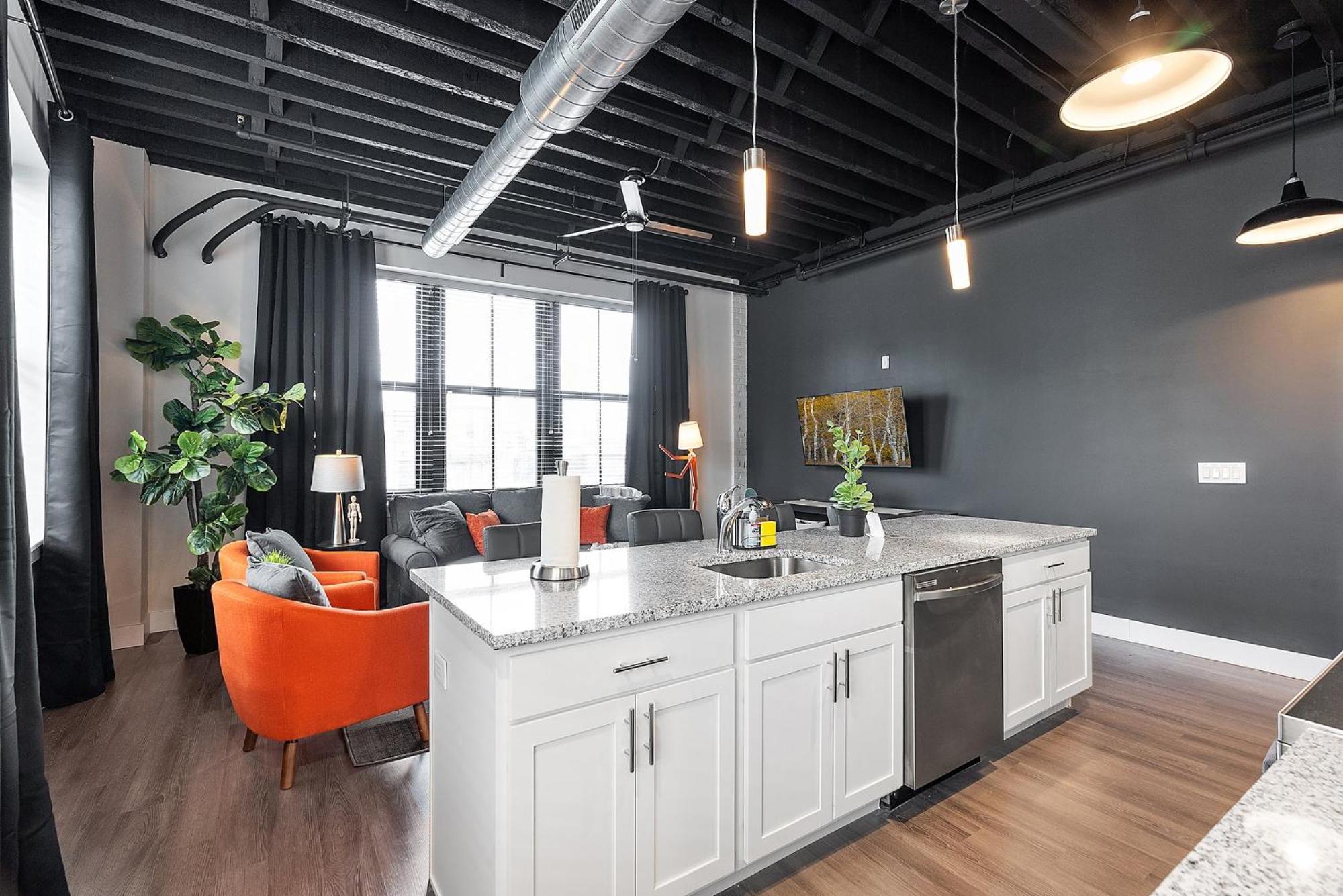 Luxury Urban 1br King Bed-parking - Heart Of Historic Germantown - Temple & Lasalle -105- Long Term! *