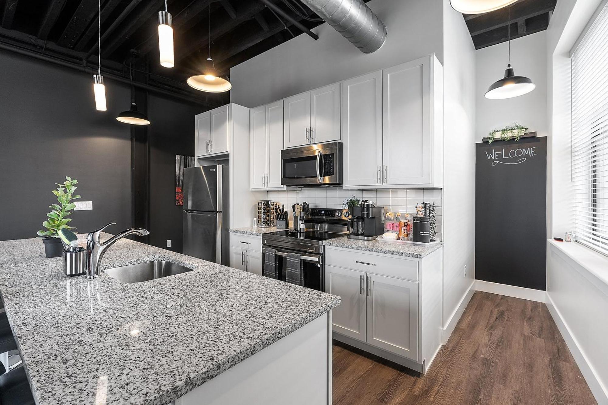 Luxury Urban 1br King Bed-parking - Heart Of Historic Germantown - Temple & Lasalle -105- Long Term! Apartment *